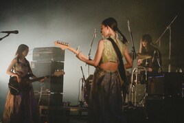 今年も大盛況！羊文学がクリスマスライブ「まほうがつかえる」東京公演で鳴らした珠玉の19曲