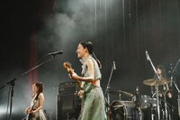 塩塚モエカ（Vo, G）（Photo by Asami Nobuoka）