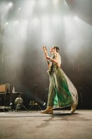 塩塚モエカ（Vo, G）（Photo by Asami Nobuoka）