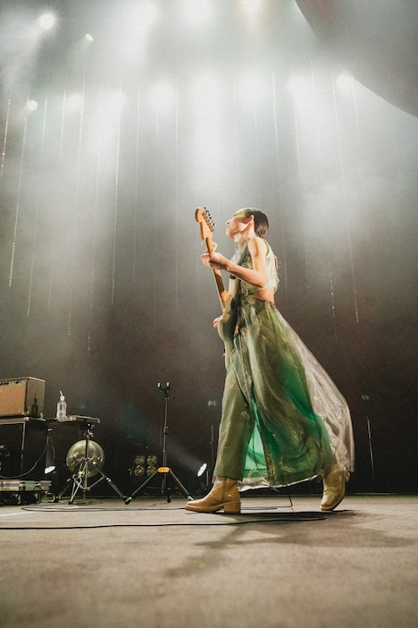 塩塚モエカ（Vo, G）（Photo by Asami Nobuoka）