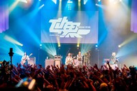 ギネス世界記録認定の瞬間を迎えた結成17周年記念ライブ「世界一」の様子。