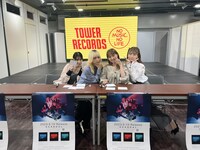 シングル「Line of sight」リリース記念サイン会の様子。