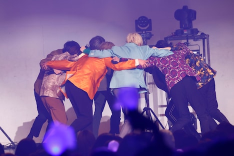 円になってメジャーデビューの喜びを分かち合うSUPER★DRAGON。（撮影：笹森健一）