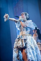 「私たちの愛、受け取ってね！」と観客に告げる水湊みお。