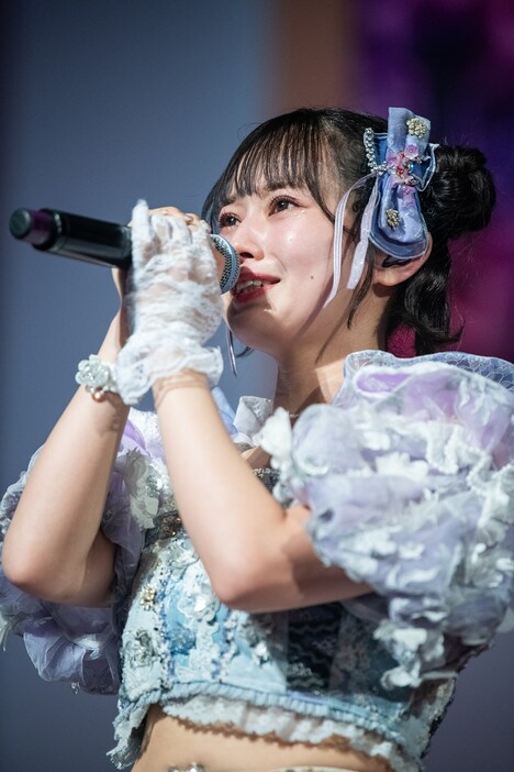 目に涙を浮かべながら話す近藤沙瑛子。