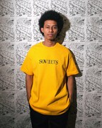 SOVIETS × NAGOMU RECORDS Tシャツ（黄）の着用イメージ。