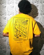 SOVIETS × NAGOMU RECORDS Tシャツ（黄）の着用イメージ。