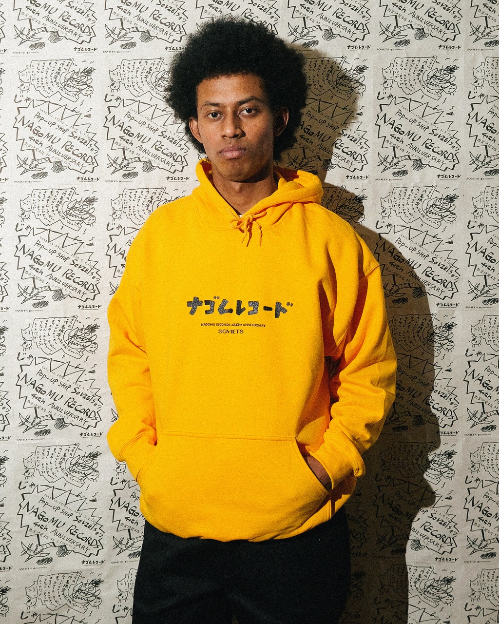 SOVIETS × NAGOMU RECORDS フーディーの着用イメージ。