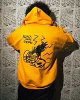 SOVIETS × NAGOMU RECORDS フーディーの着用イメージ。