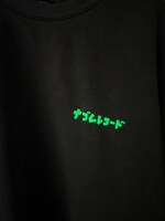 SOVIETS × NAGOMU RECORDS スウェット胸元のナゴムレコードロゴ。