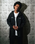 SOVIETS × NAGOMU RECORDS ウィンドブレーカーの着用イメージ。