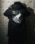 SOVIETS × NAGOMU RECORDS ウィンドブレーカーの着用イメージ。