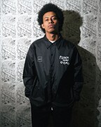 SOVIETS × NAGOMU RECORDS ウィンドブレーカーの着用イメージ。