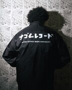 SOVIETS × NAGOMU RECORDS ウィンドブレーカーの着用イメージ。