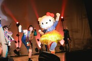 GANG PARADEと一緒に足を蹴り上げるハローキティ。(撮影:ヨシモリユウナ)