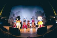 ハローキティとバッドばつ丸を迎えた「Plastic 2 Mercy」の様子。（撮影：ヨシモリユウナ）