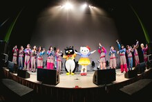 ハローキティとバッドばつ丸を迎えたGANG PARADE。（撮影：ヨシモリユウナ）