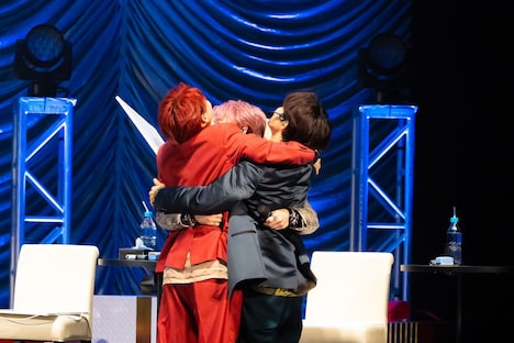 答え合わせに成功し抱き合うCチームの3人。（撮影：寺本篤史）