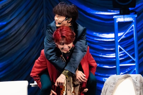 「クリスマスみたいでいいね」とカイに言われたユーキとタクヤのおんぶ。（撮影：寺本篤史）