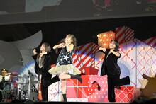 百田夏菜子「Talk With Me Xmas Night ～シンデレラタイム～」の様子。