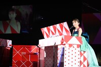 ピアノを弾く百田夏菜子。