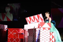 ピアノを弾く百田夏菜子。