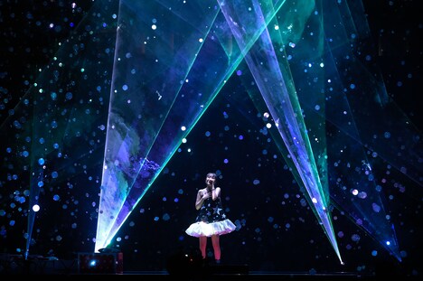 百田夏菜子「Talk With Me Xmas Night ～シンデレラタイム～」の様子。