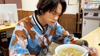 ラーメンを食べる山下幸輝。