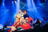 TOMOOがダンサーと共演した全国ツアー「TOMOO LIVE TOUR 2023 "Walk on the Keys"」東京公演。