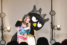 「推し」だというバッドばつ丸に肩を抱かれるヤママチミキ。（写真：ヨシモリユウナ）