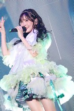 「ハピチョコ」を歌う櫻井優衣。