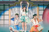 東京体育館のステージに立つ櫻井優衣（中央）。