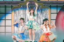 東京体育館のステージに立つ櫻井優衣（中央）。