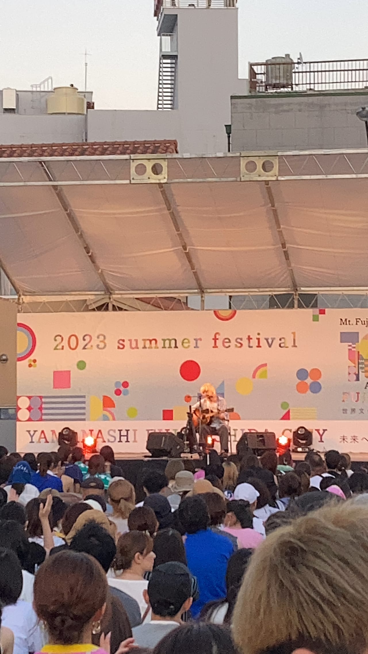 「市民夏祭り」で弾き語りライブをするかやゆー。