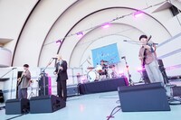 代々木公園野外音楽堂でフリーライブをするヤングスキニー。