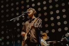 岸田繁（Vo, G）（撮影：三田村亮）