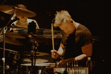 クリフ・アーモンド（Dr）（撮影：三田村亮）