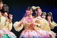 鶏になる藤崎未来（中央）。