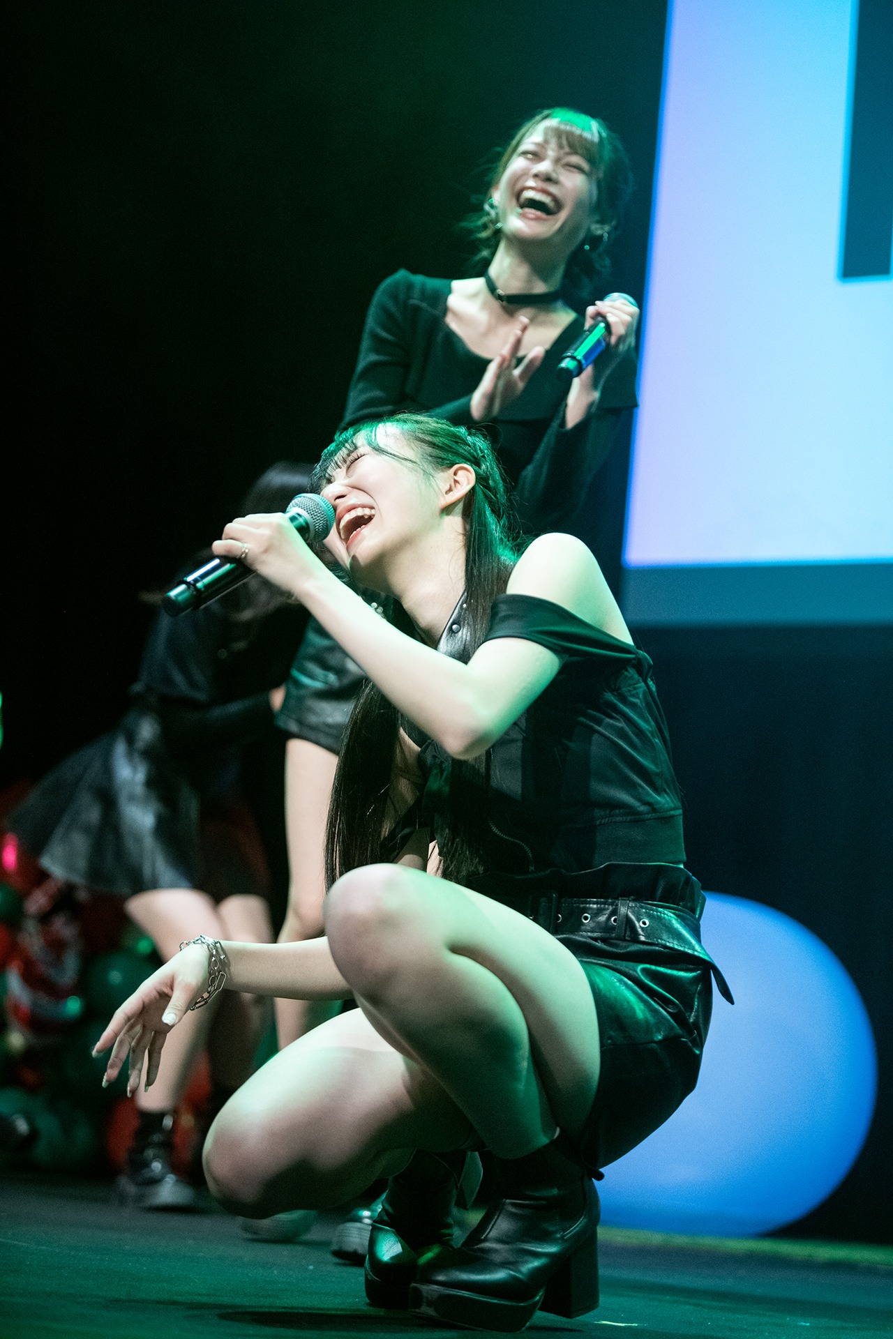 曲中に笑いが止まらない齋藤有紗（上）と日比野芽奈（下）。