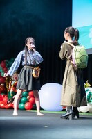 亀を助ける浦島太郎。