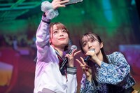 ギャルに扮するコント作家・齋藤有紗（左）。