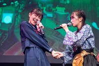 ギャル（高梨結）と浦島太郎（日比野芽奈）。