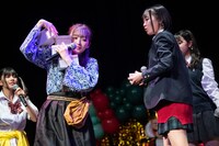 ギャルから大量の玉手箱を受け取った浦島太郎。