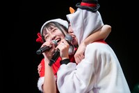 抱き合うサンタ（夏目涼風）と雪だるま（佐々木楓菜）。