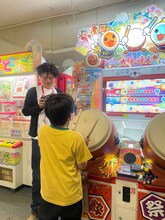 俊太郎くんのプレイを撮影するジョニー大蔵大臣さん。