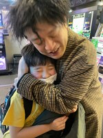 十段に挑戦するも昇格を逃した俊太郎くんの健闘を称えるジョニー大蔵大臣さん。