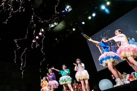 念願のキラキラテープを発射する藤崎未来(右から2番目)。