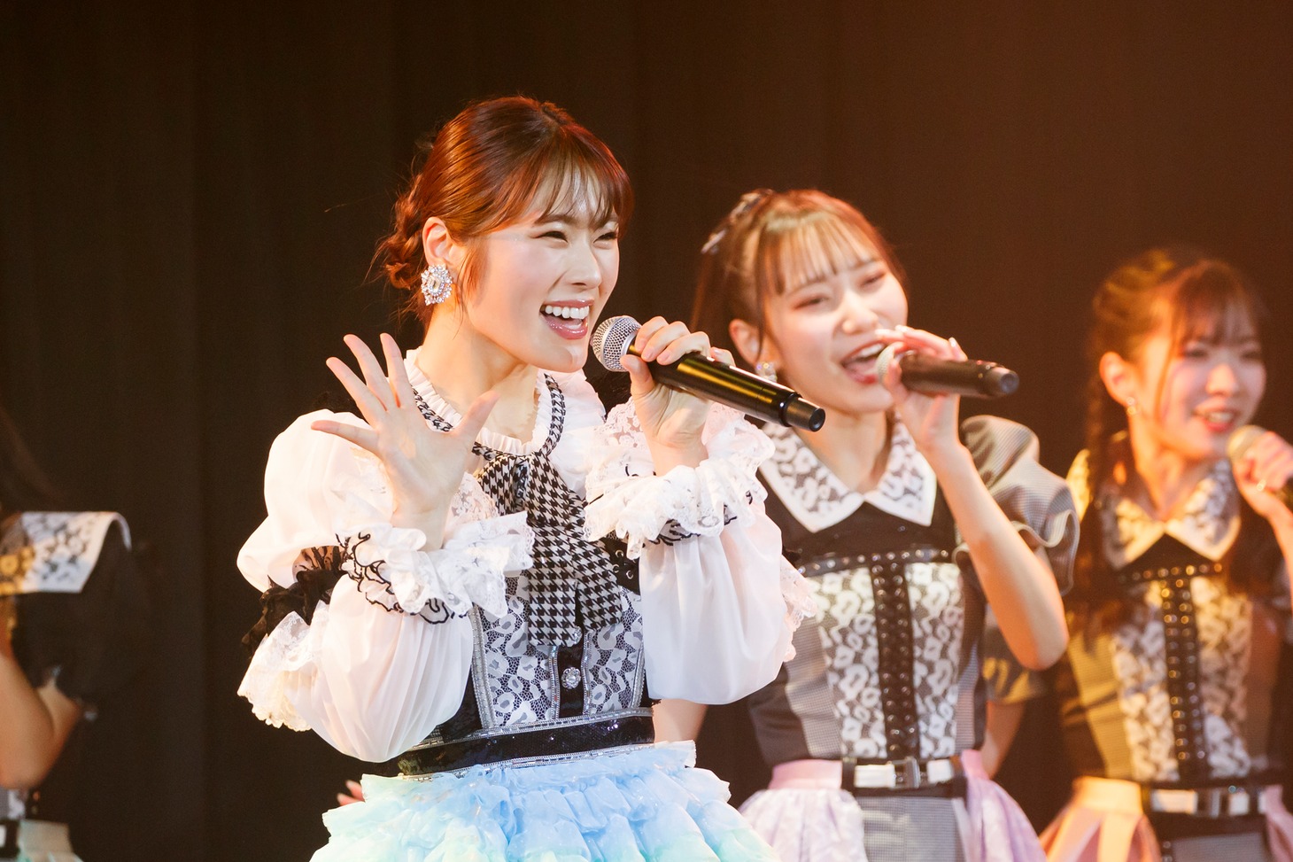 渋谷凪咲（左） (c)NMB48