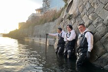 左から長田庄平、菊池風磨、松尾駿。 (c)テレビ東京