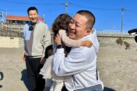 子供と触れ合う松尾駿（チョコレートプラネット）。 (c)テレビ東京